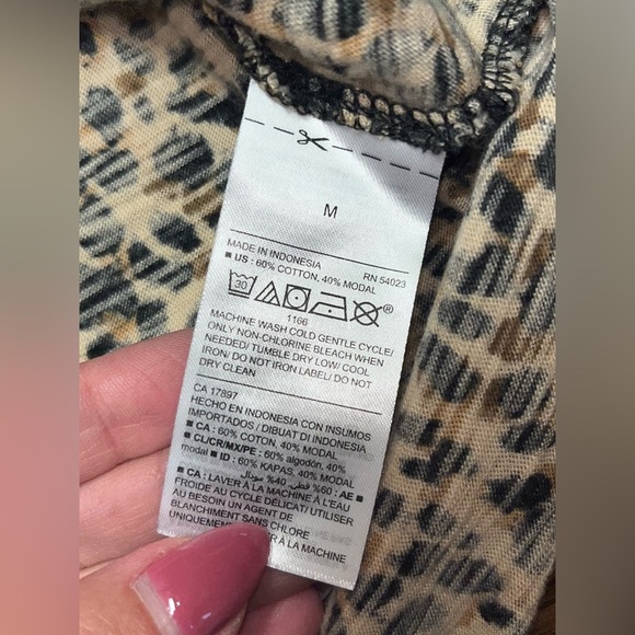 Old Navy Pocket Tee Size Medium - Picture 3 of 9